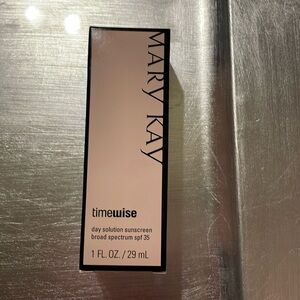 Mary Kay day solution with SPF 35